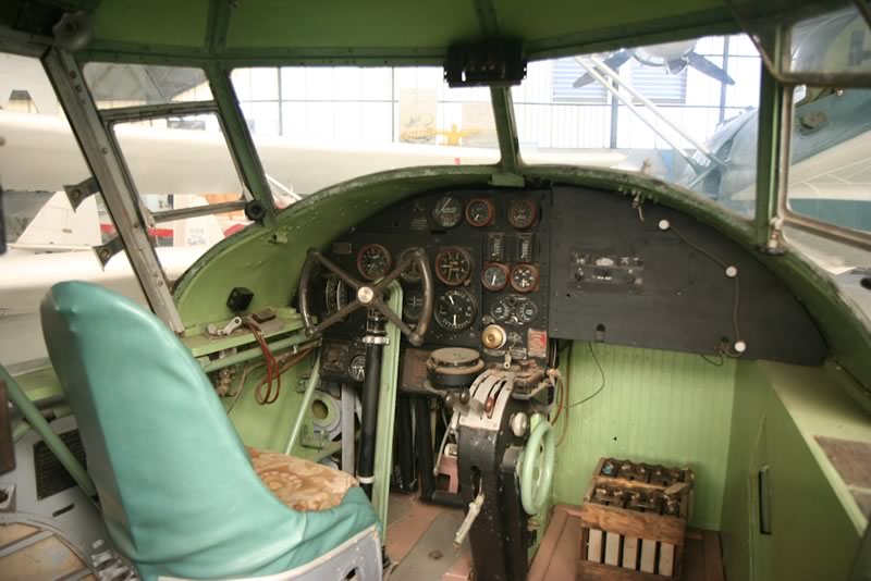 VH-WAC_cockpit_AnsonI_RAAFA_Museum_Bull_Creek