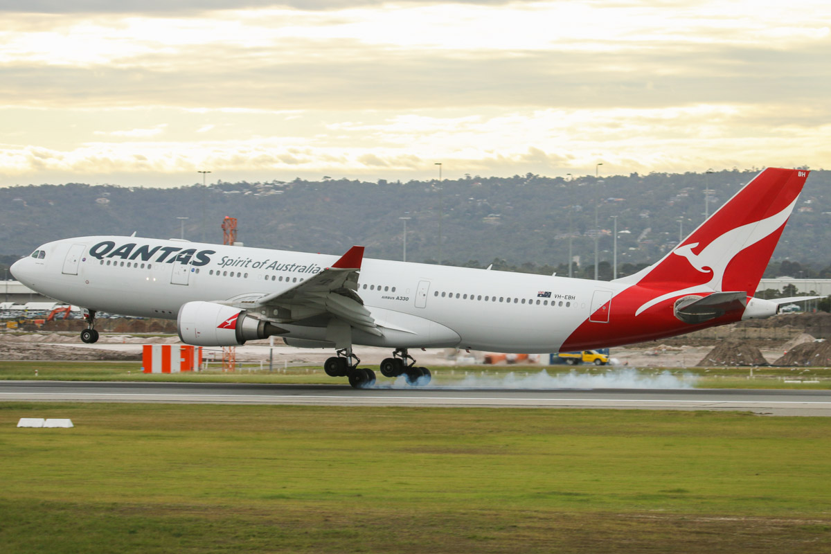 VH-EBH Airbus A330-203 Qantas | Sumber: AviationWA