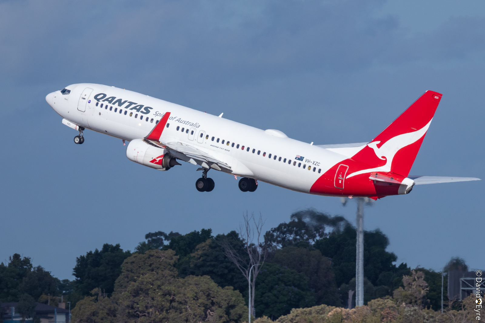 VH-XZC Boeing 737-838 of Qantas, named 'Walwa', at Perth Airport